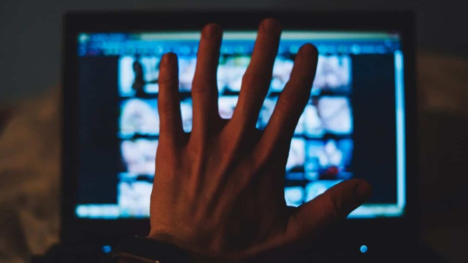La Plata: alumno de 15 años trucó fotos de sus compañeras y las compartió en sitios pornográficos