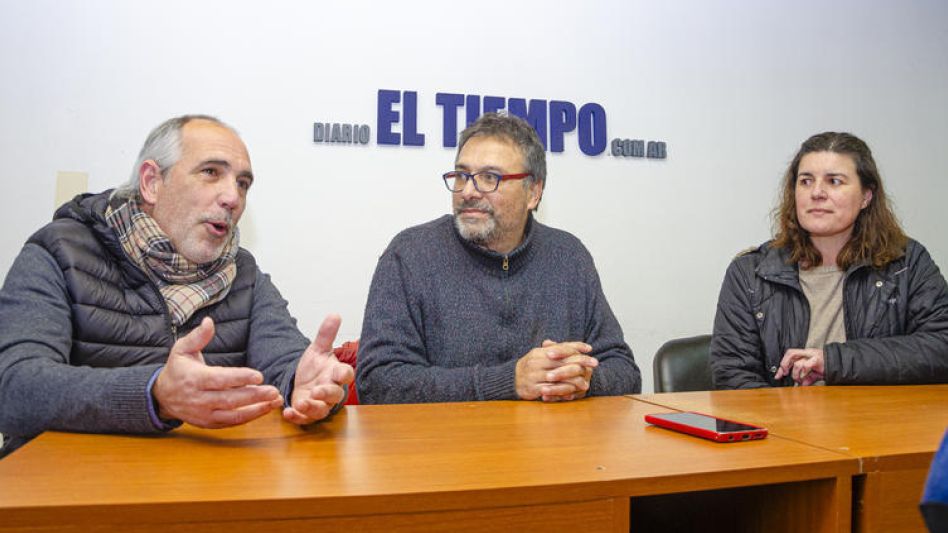 Los dirigentes de la UCR Azul Leandro Prat, Luciano Giachetti y Nadia Minvielle brindaron detalles acerca de la denominada Peña de la Independencia.