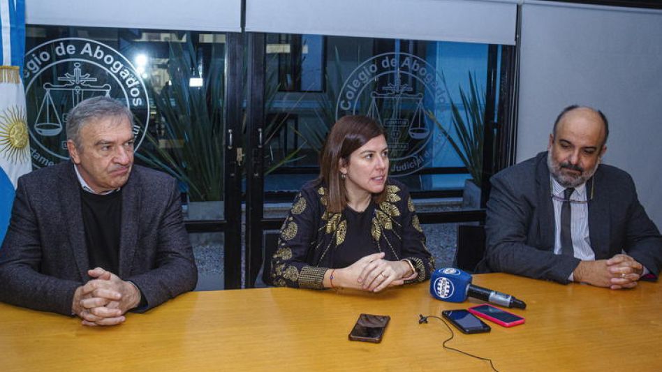 Marcelo Bianco, Fernanda Giménez y Alejandro Olivera durante la conferencia de prensa que se realizó el viernes pasado en el salón de actos del Colegio de Abogados Departamental Azul.   