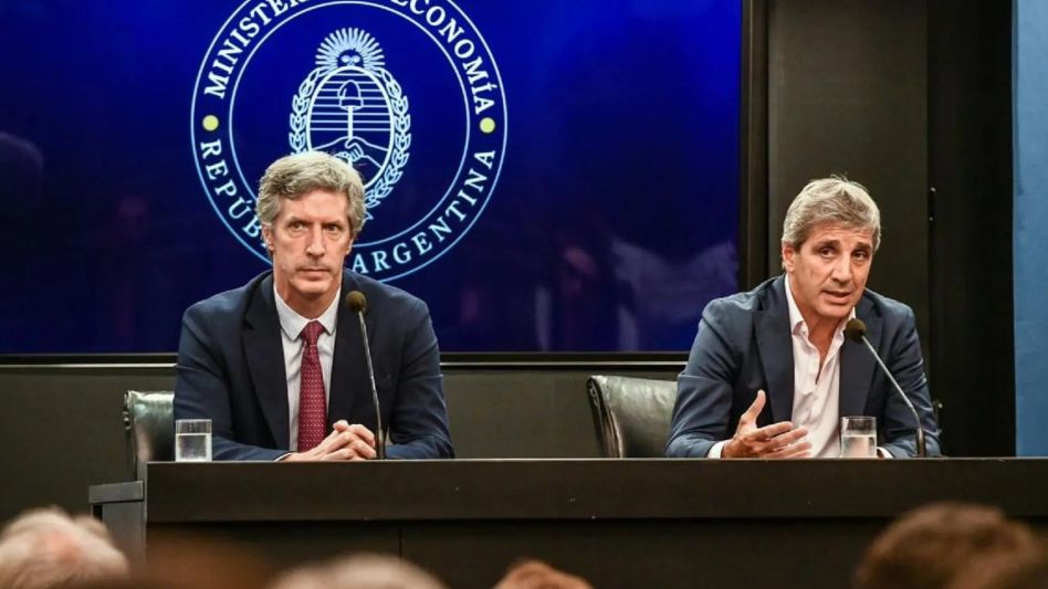 El gobierno busca convencer de que eliminará el Impuesto País y que no devaluará