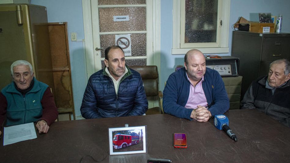 Claudio Díaz, César Vena y Carlos Rodríguez, integrantes de la Comisión Directiva de la Asociación Roberto Pablo Barnabé, y el vecino Federico García. NICOLÁS MURCIA  