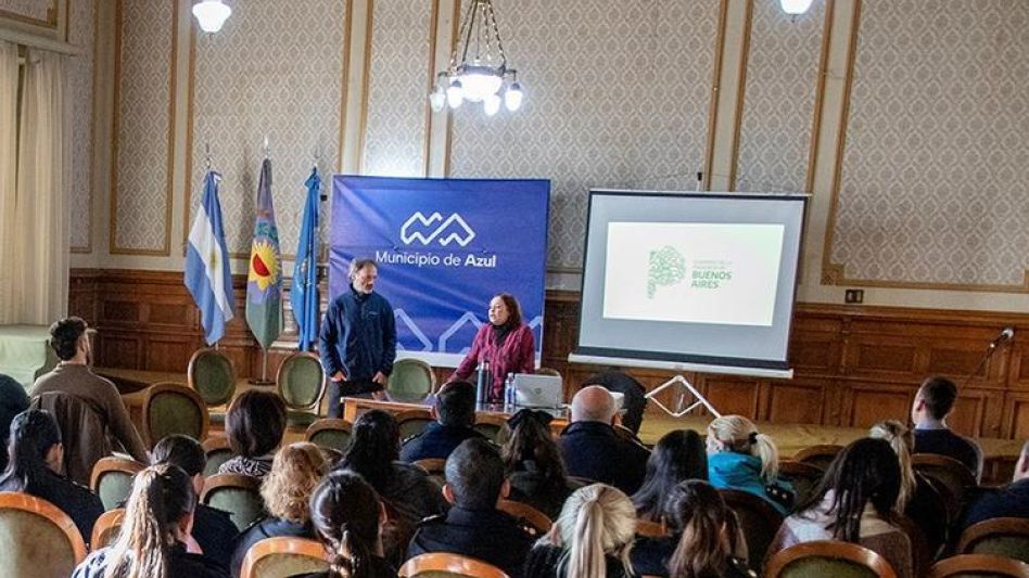 La secretaria de Bienestar del Instituto Universitario Vucetich, Flavia Tello, y Martín Taramasco, director provincial de Asistencia, Acompañamiento y Apoyo en Salud Mental.
