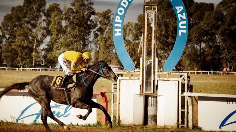 Desde las 12:45 horas en el circo hípico local se estará desarrollando la séptima reunión del año con la organización del Jockey Club de Azul.