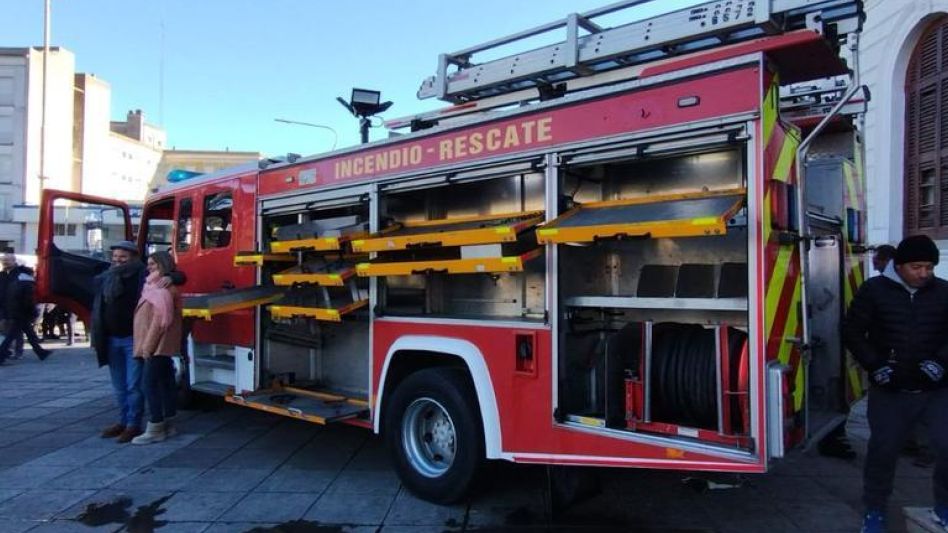 La nueva autobomba será utilizada por el Destacamento de Bomberos de Azul.  NICOLÁS MURCIA