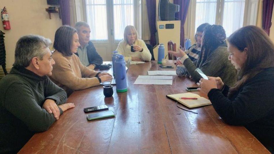 Integrantes del Consejo Municipal de Personas con Discapacidad durante una reciente reunión con legisladores locales en el Concejo Deliberante de Azul.  PRENSA CONCEJO DELIBERANTE
