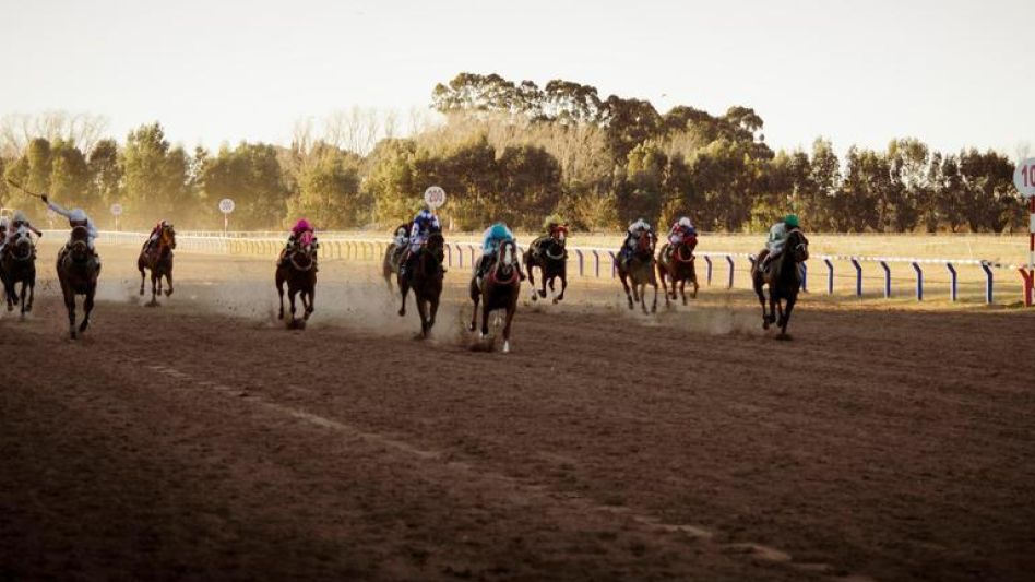 El domingo, en el circo hípico local, se desarrolló la séptima reunión del año con la organización del Jockey Club Azul. ARCHIVO