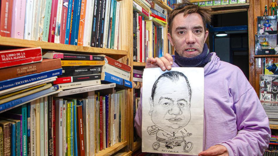 Javier ?Pocholo? Cardoso, posando en su librería con una caricatura ?made in? Raúl Gallardo de su papá. NACHO CORREA