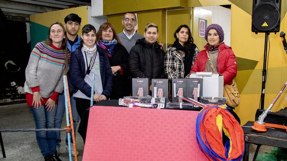 Entre los elementos  que se entregaron hubo varias máquinas de coser de cuatro y dos hilos, kits de peluquería y motoguadañas, entre otros..  