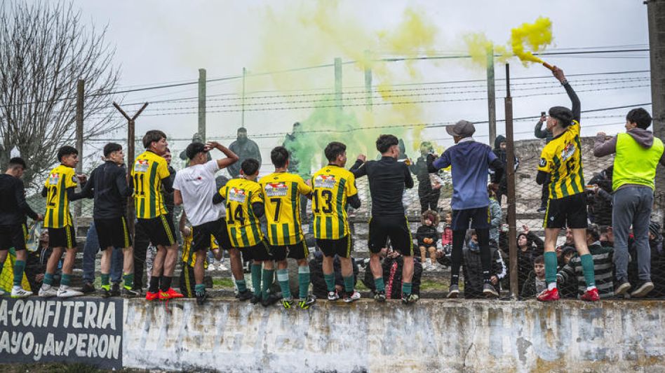 Los jugadores de Piazza celebran con su gente que se acercó al Lorenzo Palacios y con la copa que los consagra como el mejor del Apertura.  NICOLÁS MURCIA