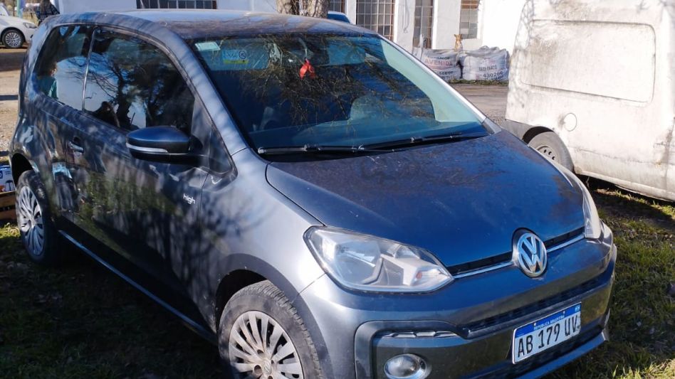 Agentes del CPR Azul hallaron un auto que había sido robado años atrás en La Matanza. FOTO: CPR AZUL/PBA