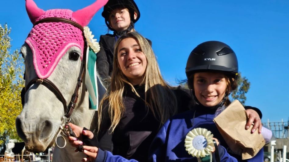 Francisca Egypsien e Inés Iribarne junto a la instructora Camila Tomás. Fueron dos de las representantes del Campo Hípico La Camila en Olavarría 