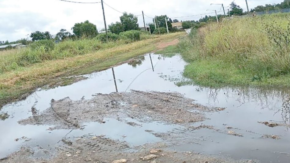 Estado de algunas de las calles del Barrio Las Marías del Callvú, en esta ciudad, antes de la intervención privada de los vecinos del sector.  