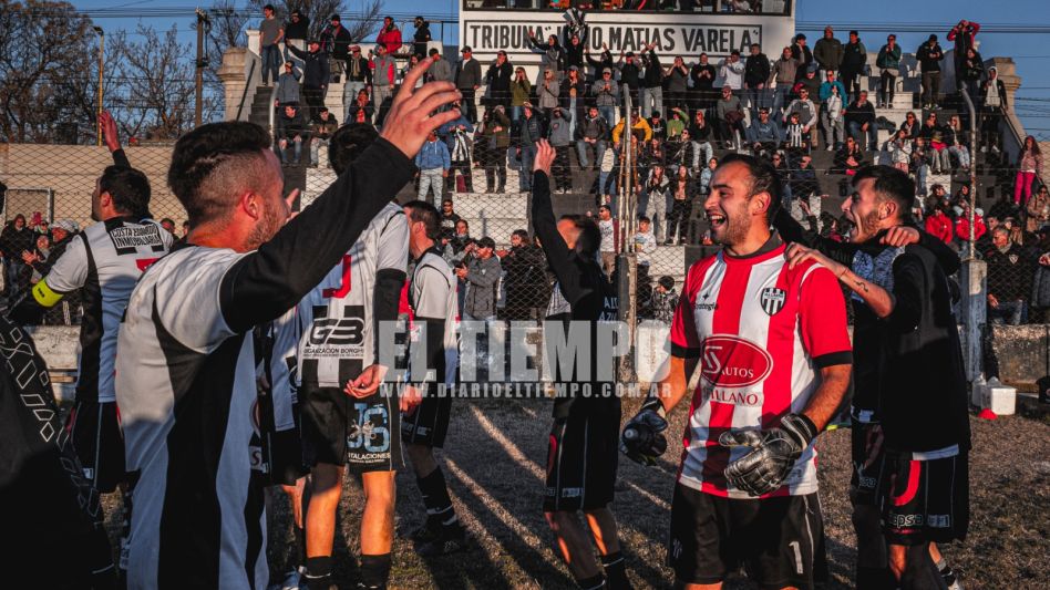 El festejo de los jugadores de Alumni, tras a la clasificación a semifinales. Foto: Nicolás Murcia.