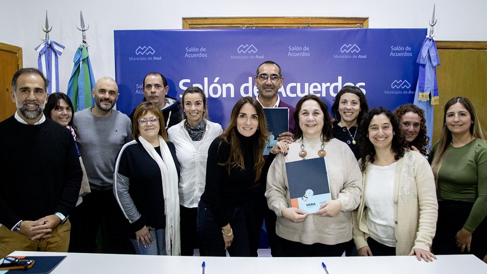 Funcionarios comunales y representantes de Provincia y de UNICEF Argentina durante la firma del convenio Municipios Unidos por la Niñez y la Adolescencia.  PRENSA MUNICIPAL