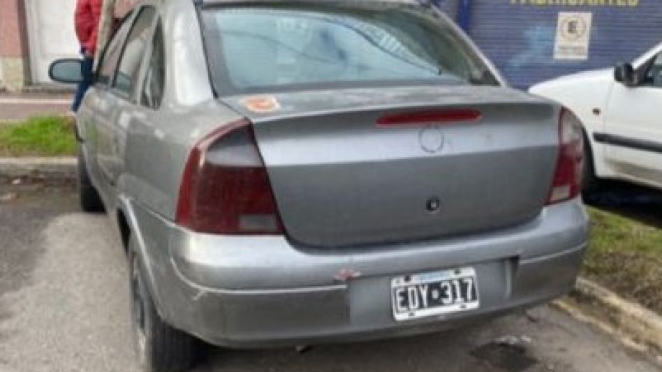 El Chevrolet Corsa que la Policía incautó en Mar del Plata. 