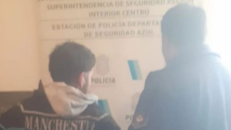 Al olavarriense arrestado en cancha de Alumni se le labró también una infracción a la Ley del Deporte. FOTO: PBA