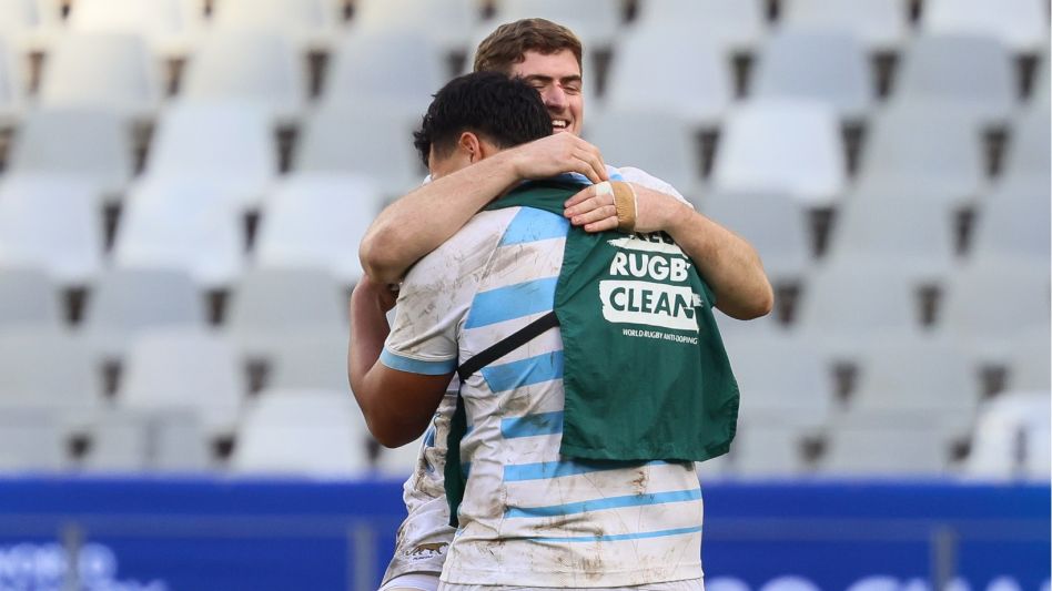 Juan Penoucos y un compañero de equipo festejan el pase de Los Pumitas al partido definitorio por quinto puesto. Foto: gentileza Instagram Los Pumitas 