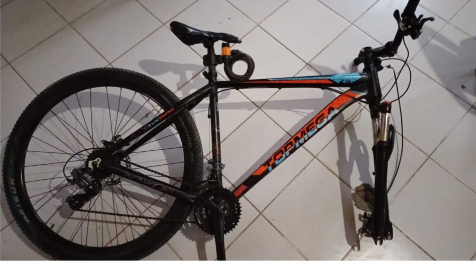 En De Paula y Fournier policías encontraron en la tarde de hoy martes una bicicleta. FOTO: CPA/PBA