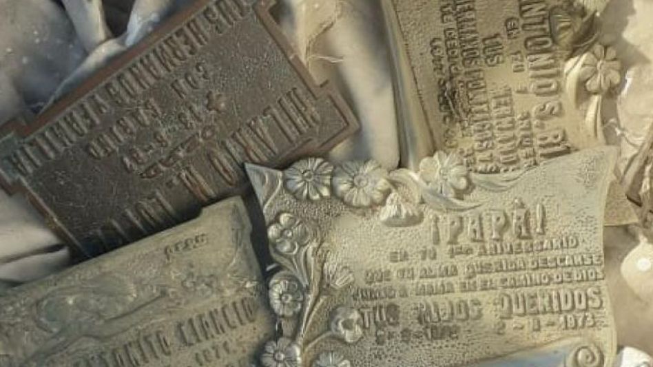 Las placas de bronce que intentaron robar los imputados durante este hecho, ocurrido en marzo de 2022 en el Cementerio Municipal de Azul. EPDS AZUL/PBA/ARCHIVO