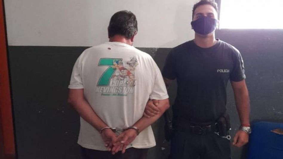 Los dos hombres condenados en este debate. La imagen corresponde al 22 de marzo de 2022, cuando la Policía los aprehendió no bien intentaron robar las placas en la necrópolis local. 