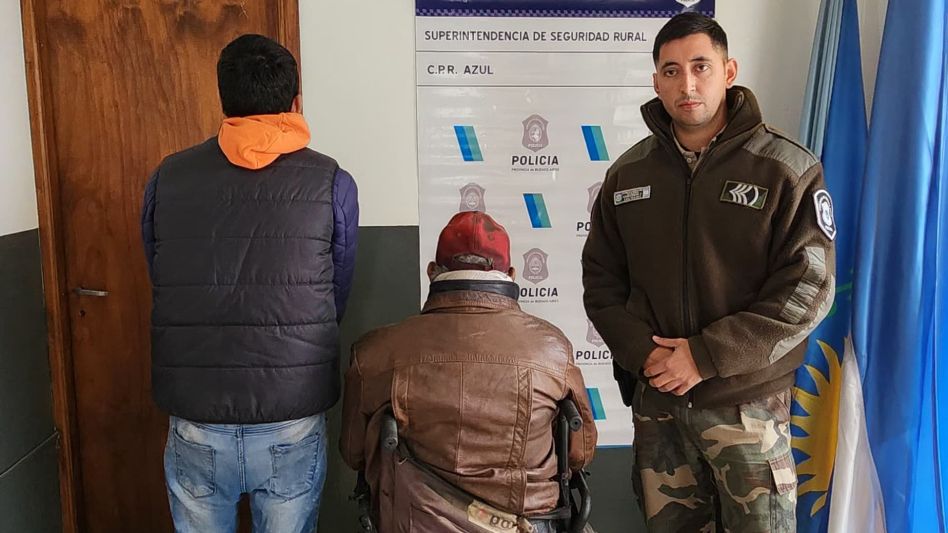 Los hombres detenidos por este hecho, definido como ?robo agravado por haberse cometido en despoblado?. FOTO Y VIDEOS: CPR AZUL/PBA