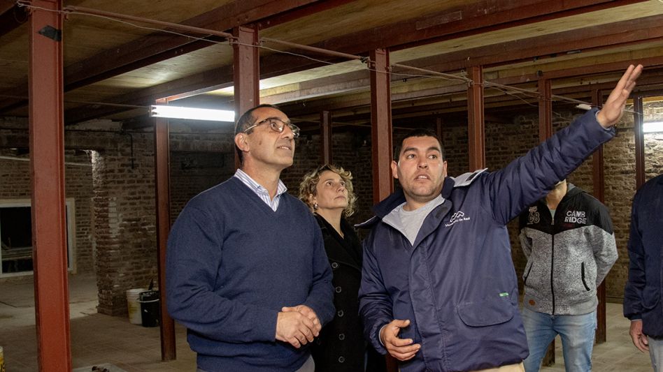 Están culminando los trabajos de recambio   del escenario del Complejo Cultural