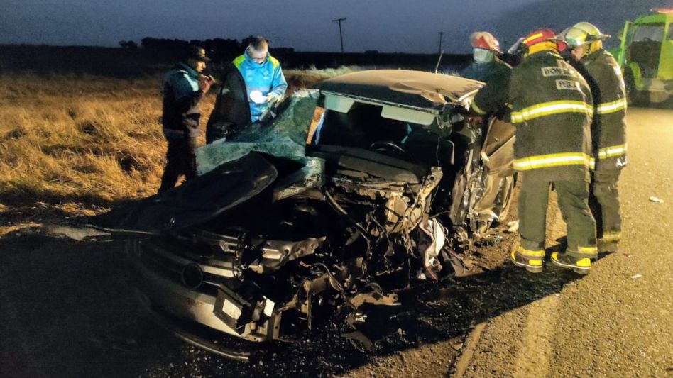 Bomberos tuvieron que rescatar del interior del auto al joven que después falleció, que tenía 28 años. FOTO: SOMOS AZUL
