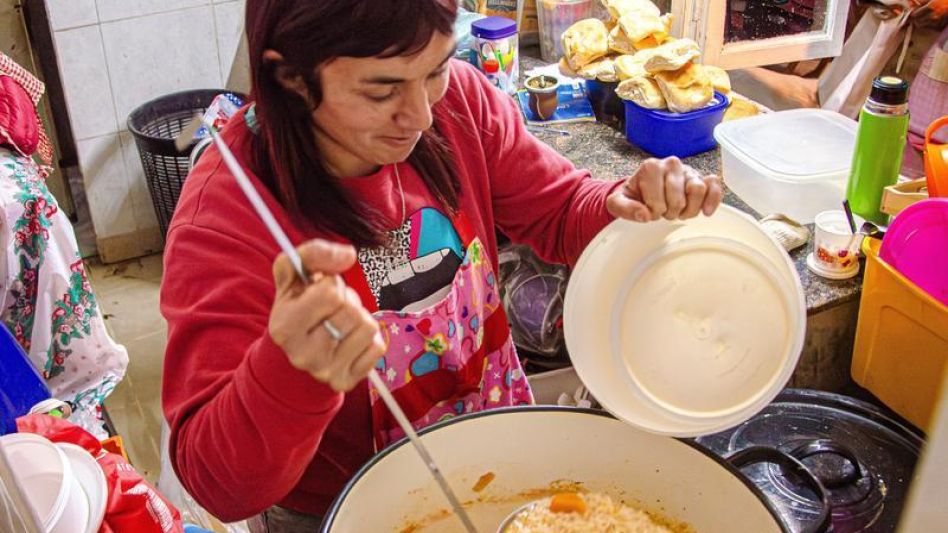 El Comedor Magalí funciona desde hace 11 años en la intersección de calles Tandil y Rauch. En ese espacio, actualmente se brinda asistencia alimentaria a 26 familias. NACHO CORREA 