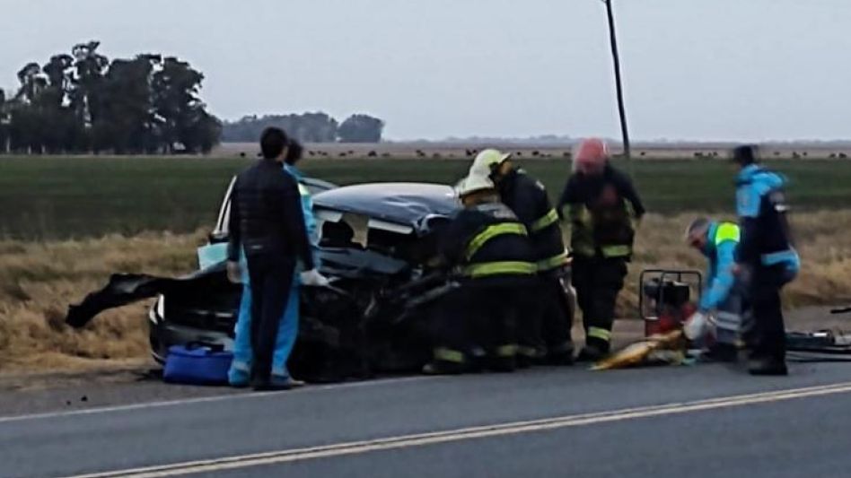 Los bomberos trabajaron alrededor de una hora para rescatar del interior del VW Gol al joven que instantes más tarde, estando en el Hospital Pintos, murió.  NAHUEL MAUMÚS/SOMOS NOTICIAS
