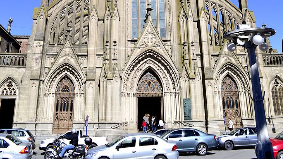 Canto y rezo con el Grupo Pueblo   de Dios, en la Catedral de Azul