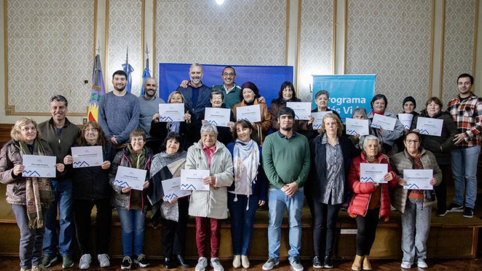 Funcionarios municipales y provinciales junto a las trabajadoras vecinales, durante el acto de reconocimiento realizado ayer en el Salón Cultural.  PRENSA MUNICIPAL