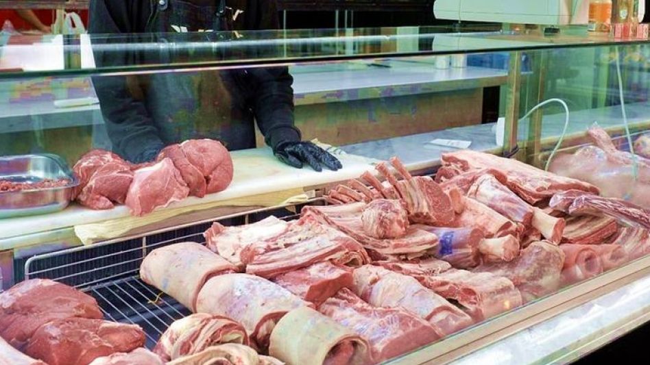 La caída en el consumo de carne debido a la reducción del poder de compra causa preocupación en los frigoríficos.