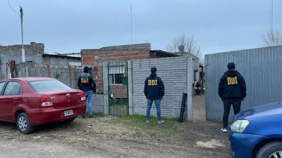 Policías de la DDI Azul, durante la diligencia realizada por este robo. FOTO: DDI AZUL/PBA