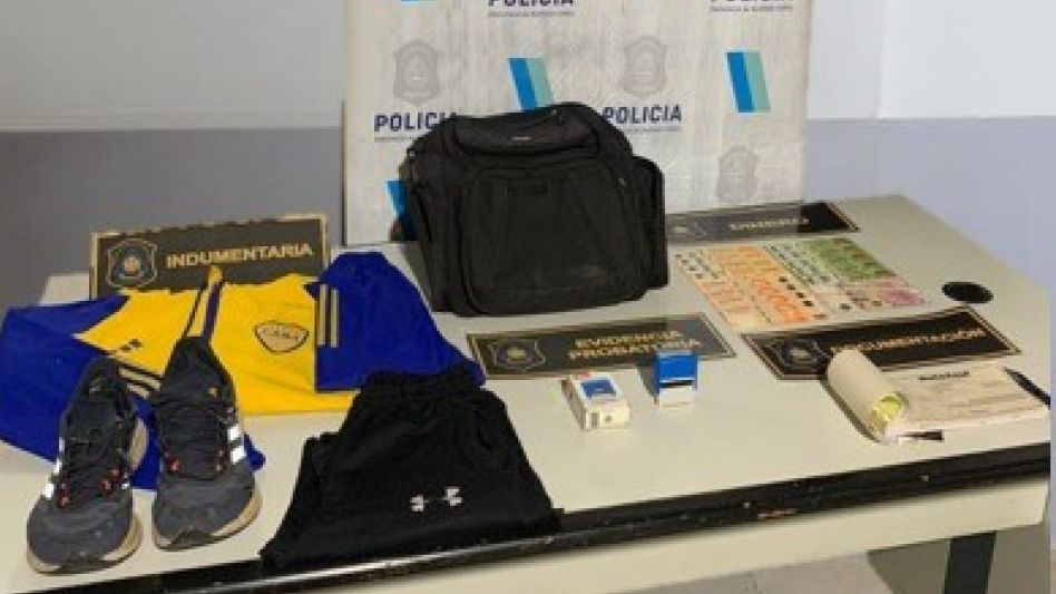 Los elementos hallados en el allanamiento, desarrollado en una casa de Villa Piazza Sur. FOTO: DDI AZUL/PBA