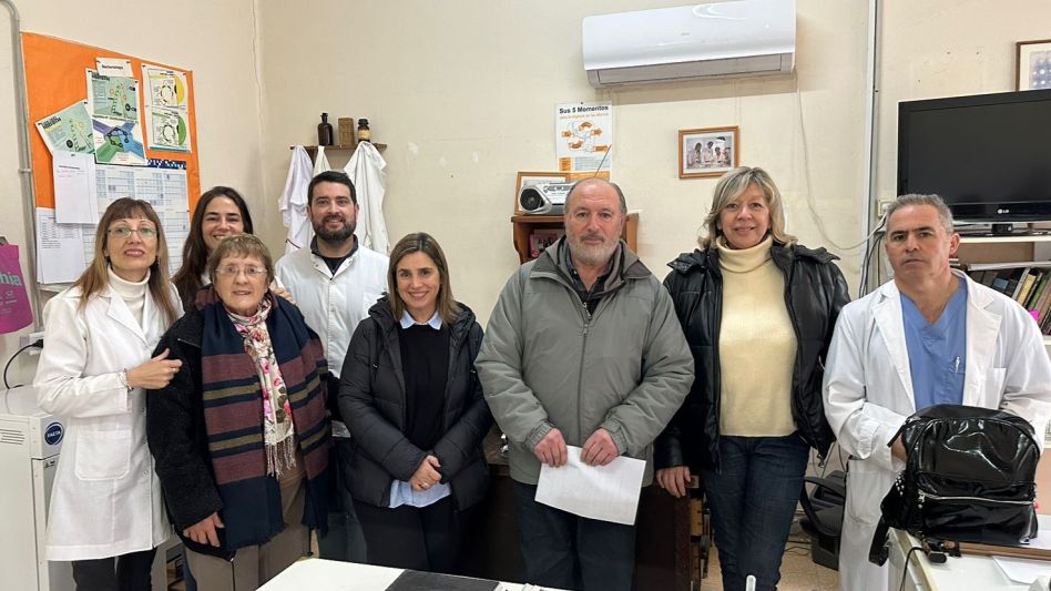 El director del hospital y los responsables de los servicios de Bacteriología y Traumatología recibieron la donación. 
