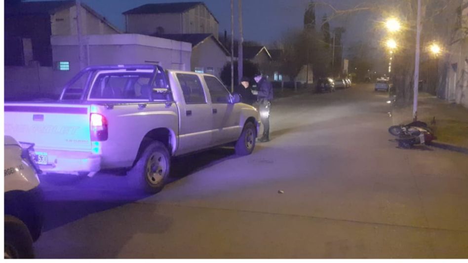 En Rivadavia y Sarmiento una mujer que iba en moto colisionó con una camioneta. FOTO: PBA