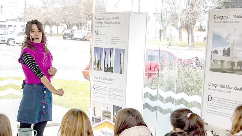 La compañía itinerante ´Todo cabe en un jarrito´ abrió la Expo micromundos del artista María Montaldo.  GENTILEZA KARINA RUIZ  