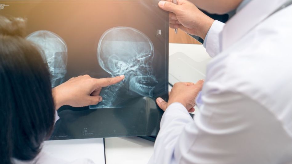 Un cáncer fácil de detectar y evitar: qué signos en la boca y la garganta no hay que ignorar