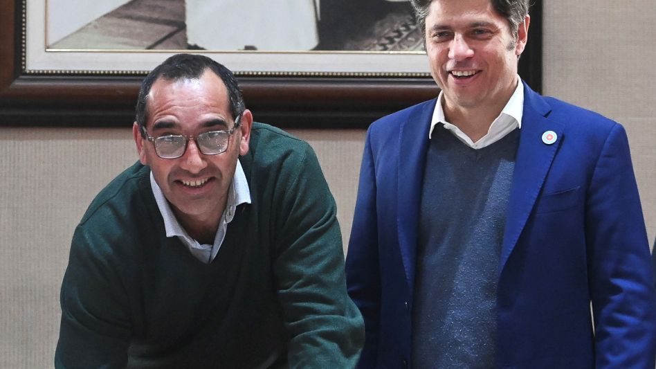 El gobernador Axel Kicillof y el intendente de Azul, Nelson Sombra, durante la firma del contrato. Foto: Prensa Municipal.
