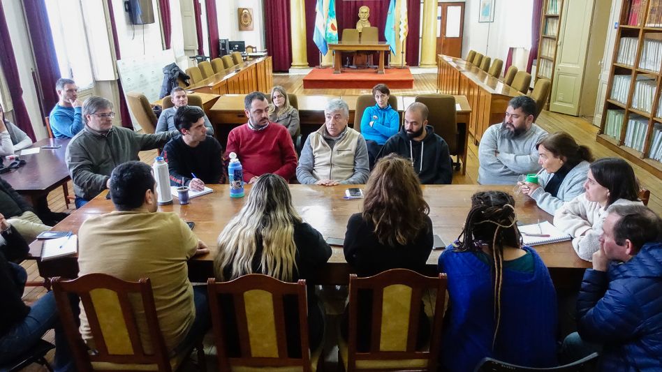 El secretario de Economía y Hacienda de la comuna, Agustín Carús, mantuvo ayer una reunión con concejales de las distintas bancadas que conforman el Legislativo local. HÉCTOR GARCÍA/PRENSA CONCEJO DEL