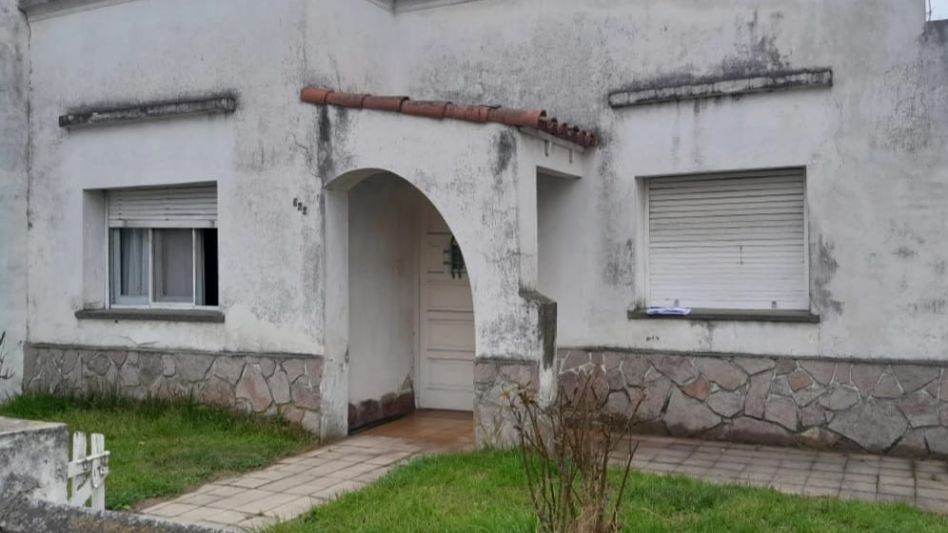 Una casa situada en Lavalle entre Yrigoyen y San Martín, el lugar donde fue encontrado muerto un hombre. FOTO: PBA