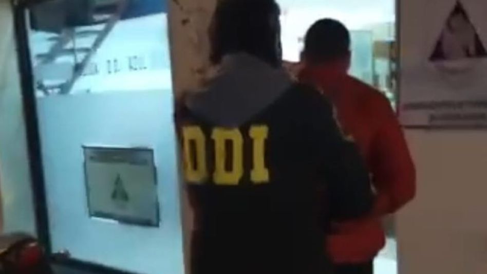 Juan Alejandro Bermúdez, el autor de estos abusos, sigue preso en la Unidad 2 de Sierra Chica. La imagen data del 13 de julio de 2022, cuando policías de la DDI Azul lo detuvieron en esta ciudad. 
