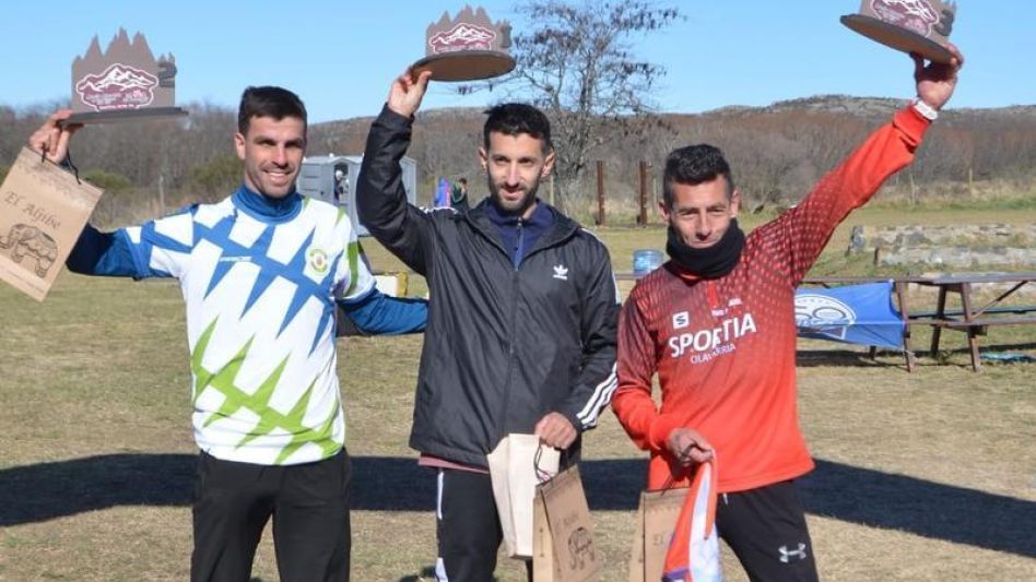 Matías Videla en lo más alto del podio. El azuleño se impuso en los 21 kilómetros de la Media Maratón de las Sierras. 