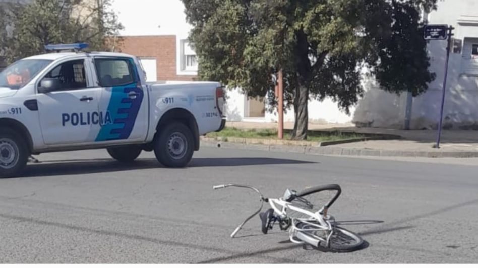 En el cruce de Avenida 25 de Mayo y calle Prat se produjo, en la tarde de hoy sábado, este siniestro de tránsito. FOTO: PBA