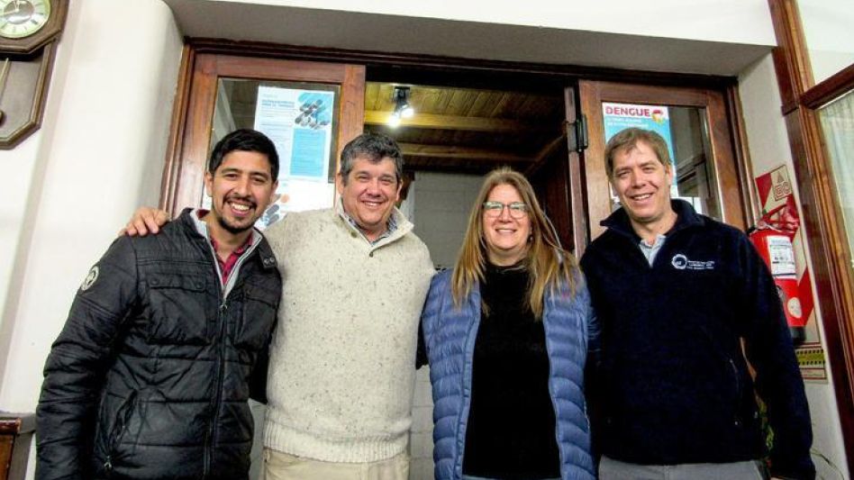 La diputada Laura Aloisi junto a los directivos del CFL 401, Diego Santillán y Román Ros, y el dirigente de P26J Gonzalo Rodríguez.  PRENSA DIPUTADA ALOISI