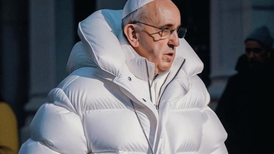 La foto falsa del Papa Francisco. Diseñada con IA, esa imagen se convirtió en uno de los ejemplos más icónicos de deepfake.