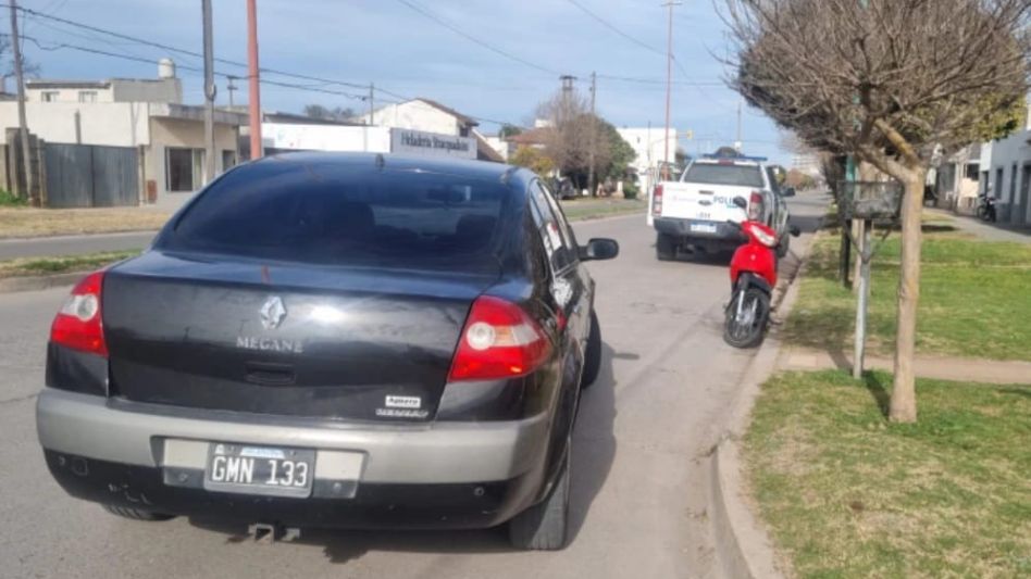 A causa de este siniestro vial, una mujer que guiaba una moto tuvo que ser llevada al hospital. FOTO: PBA 