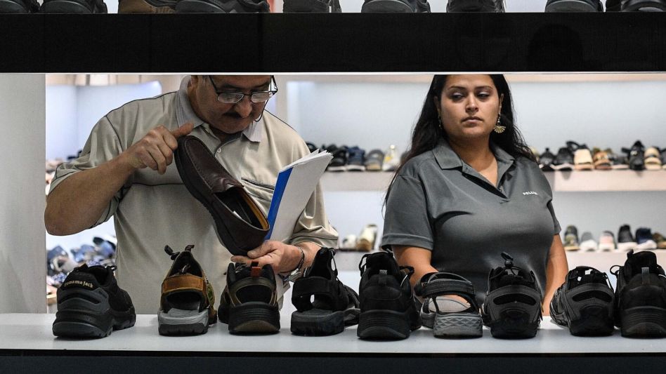 Las ventas minoristas cayeron en julio y acumularon una baja del 17% en el año