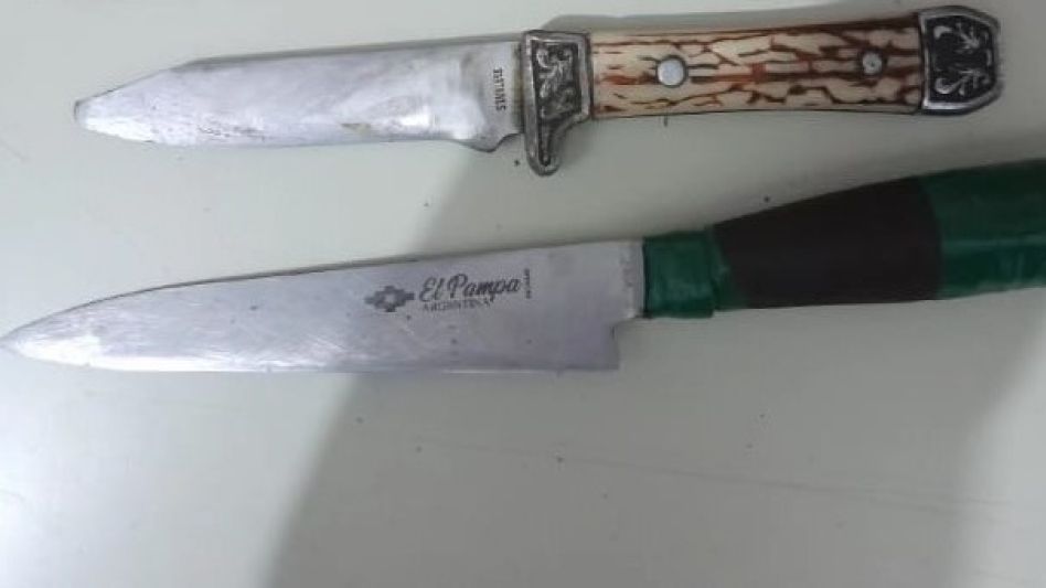 Los dos cuchillos que fueron incautados en poder del joven que fue arrestado. FOTO: PBA
