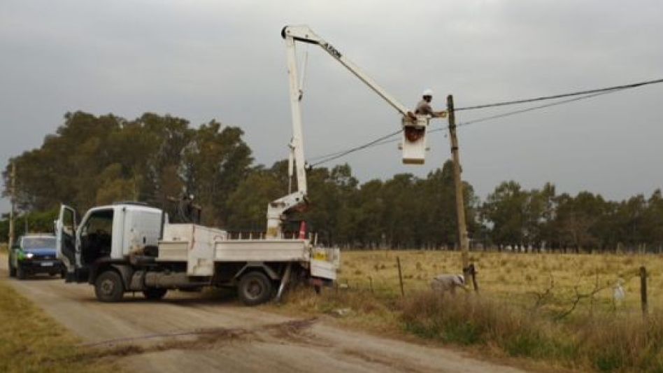 En una de las casas del predio de la ex Curtiembre Piazza policías y una cuadrilla de la CEAL recogieron el cableado. FOTO: PBA